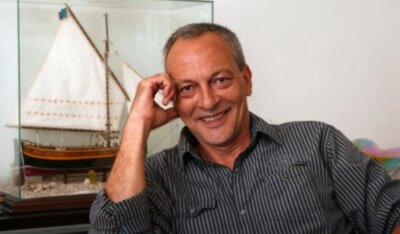 Glumac Čedo Martinić ispred makete broda