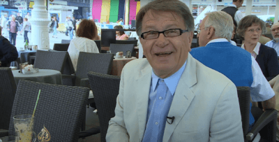 Ćiro Blažević u bijelom odijelu u kafiću