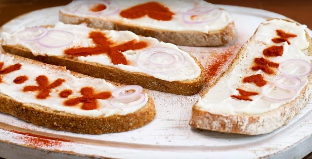 mast na kruhu s dodatkom mljevene crvene paprike i luka