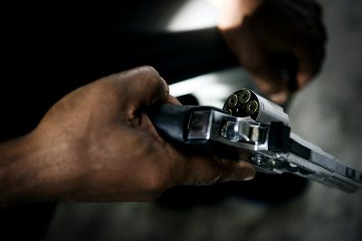 Ruka osobe koja drži pištolj i pištolj