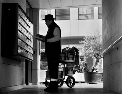 poštar stavlja poštu u kasliće