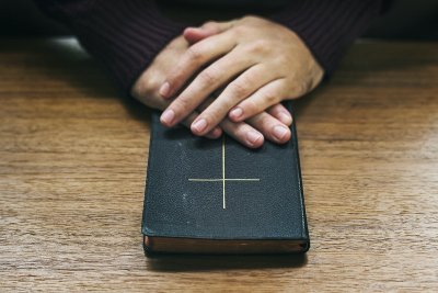 RUke svećenika na molitveniku