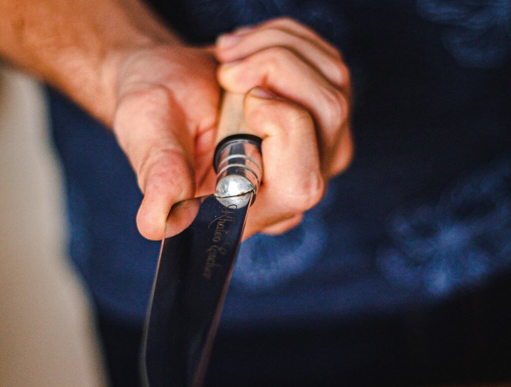 osoba drži nož u rukama