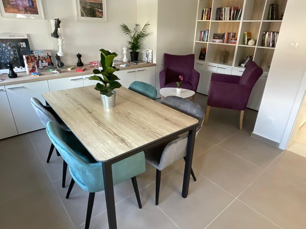 Stol i stolice u Dnevnom centru Novska