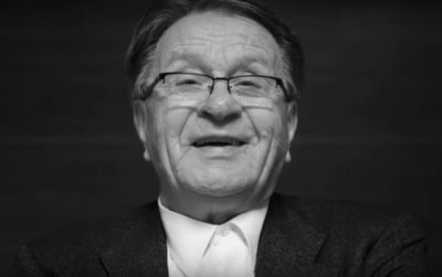 Ćiro Blažević u bijelom odijelu u kafiću