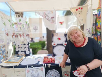 Gospođa Edita Kukić iz Siska prodaje svoje radove na splitskoj rivi na dan svetog Dujma.