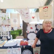 Gospođa Edita Kukić iz Siska prodaje svoje radove na splitskoj rivi na dan svetog Dujma.