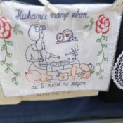 Gospođa Edita Kukić iz Siska prodaje svoje radove na splitskoj rivi na dan svetog Dujma.