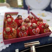 Gospođa Edita Kukić iz Siska prodaje svoje radove na splitskoj rivi na dan svetog Dujma.