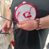 Gospođa Edita Kukić iz Siska prodaje svoje radove na splitskoj rivi na dan svetog Dujma.