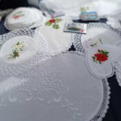 Gospođa Edita Kukić iz Siska prodaje svoje radove na splitskoj rivi na dan svetog Dujma.