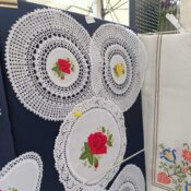 Gospođa Edita Kukić iz Siska prodaje svoje radove na splitskoj rivi na dan svetog Dujma.