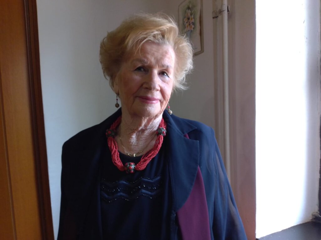 Bivša medicinska sestra Rajka Režić koja je više od 40 godina radila s bolesnom djecom. Obožava putovanja i obišla je brojne zemlje svijeta.