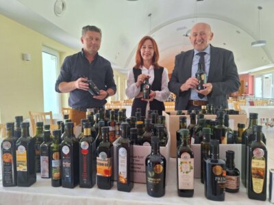 Varaždinska županija donira bučina ulja s izložbe pučkoj kuhinji Biskupijskog Caritasa.