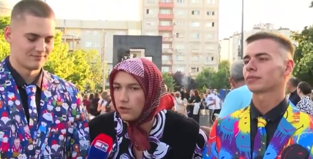 Maturant odjeven u svoju baku na maturalnoj večeri