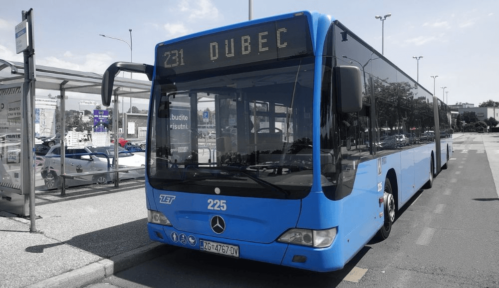 ZET-ov autobus za Dubec na okretištu.