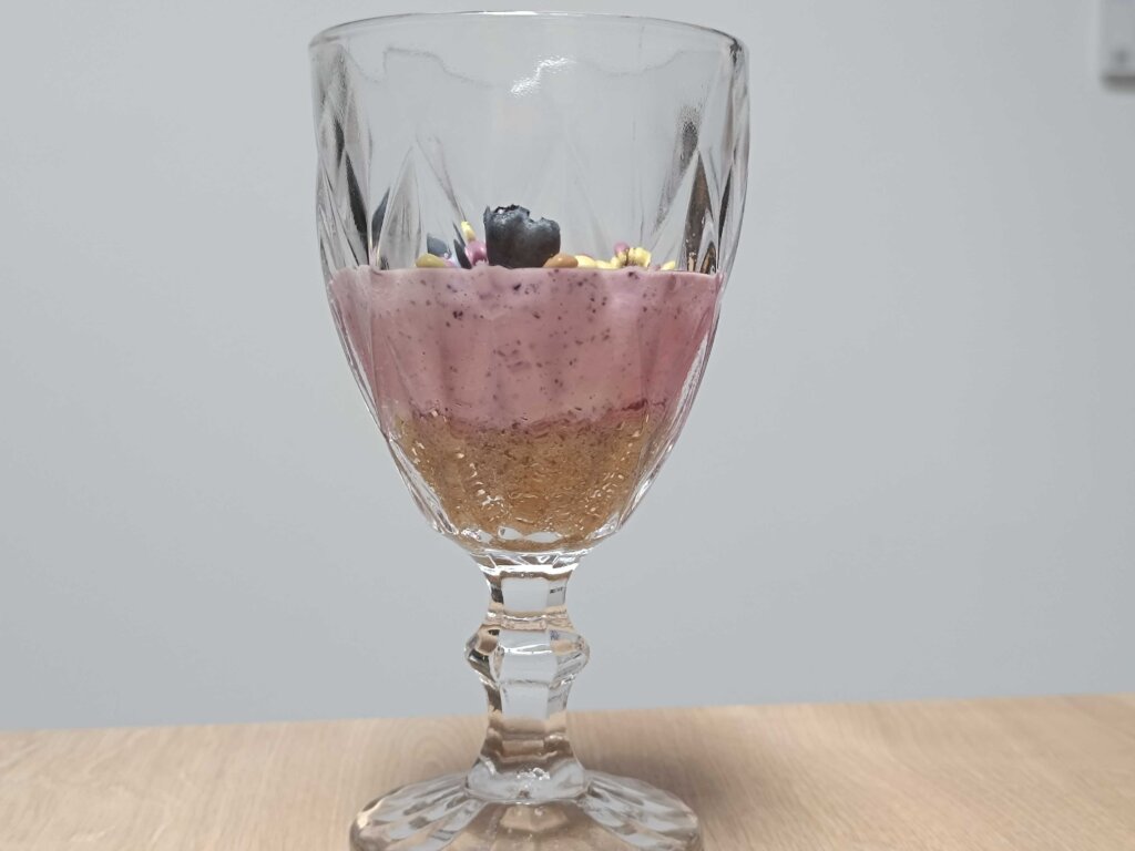 Desert od jogurta s borovnicama i keksima