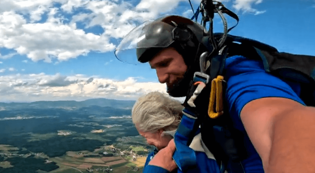 Baka skače padobranom