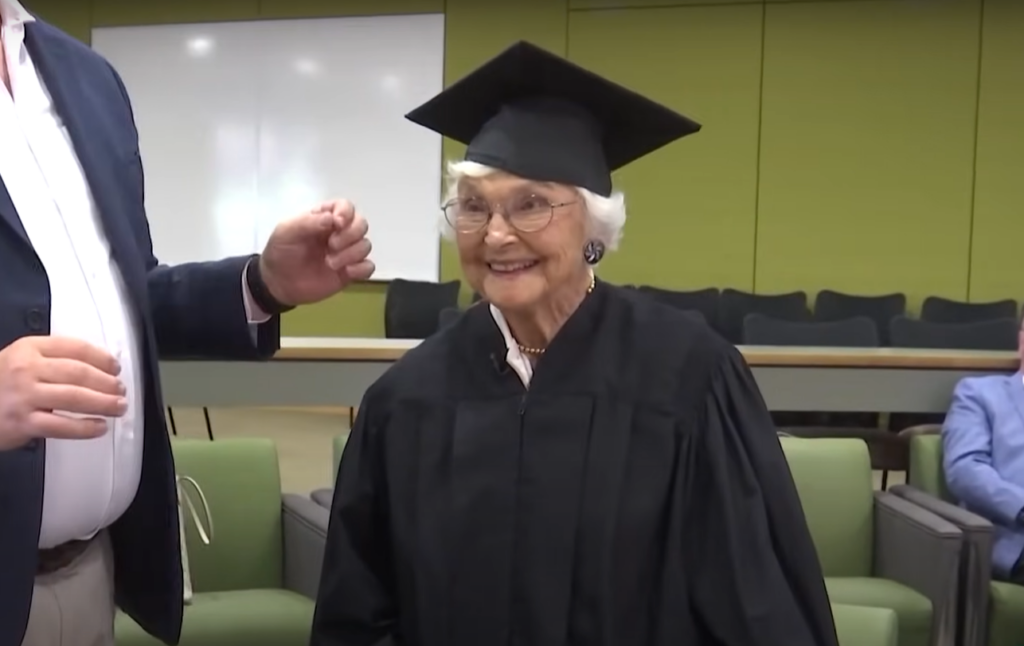 umirovljenica Virginia na dodjeli diplome