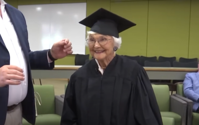 umirovljenica Virginia na dodjeli diplome