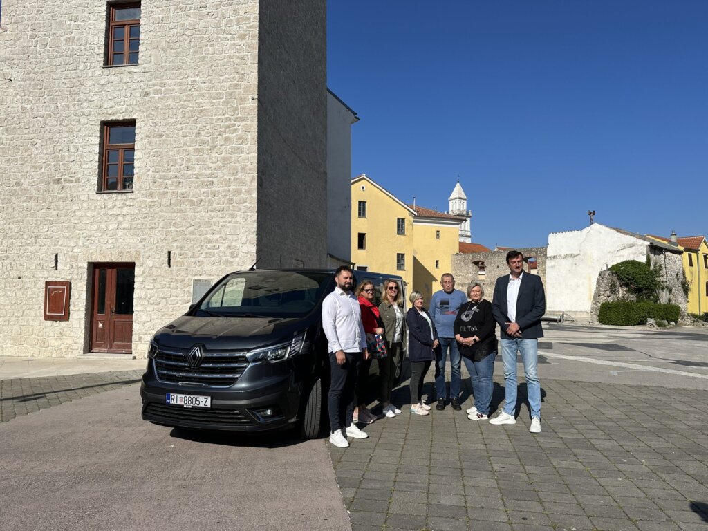 Kombi za prijevoz umirovljenika