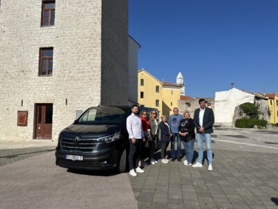 Kombi za prijevoz umirovljenika