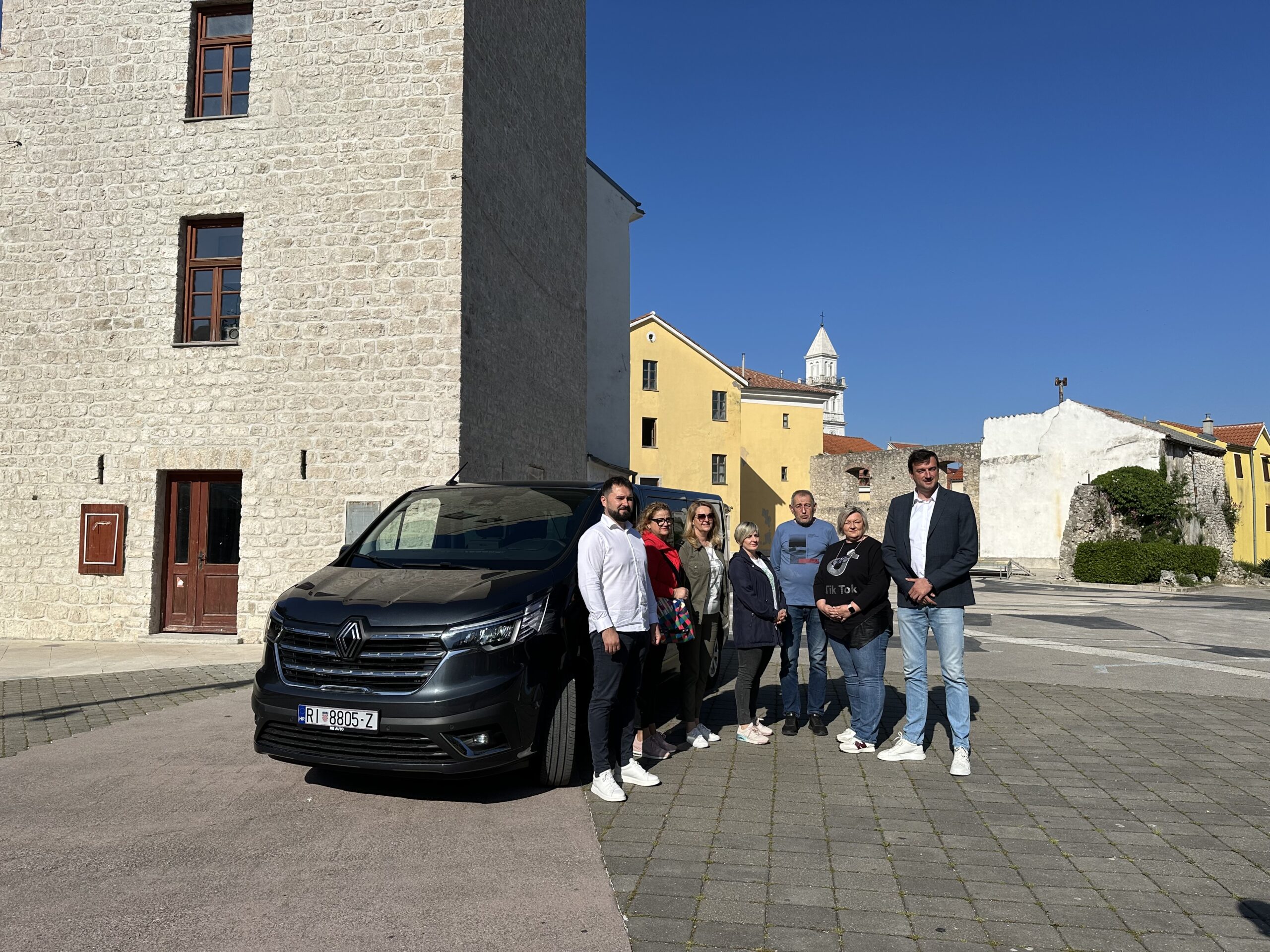 Kombi za prijevoz umirovljenika