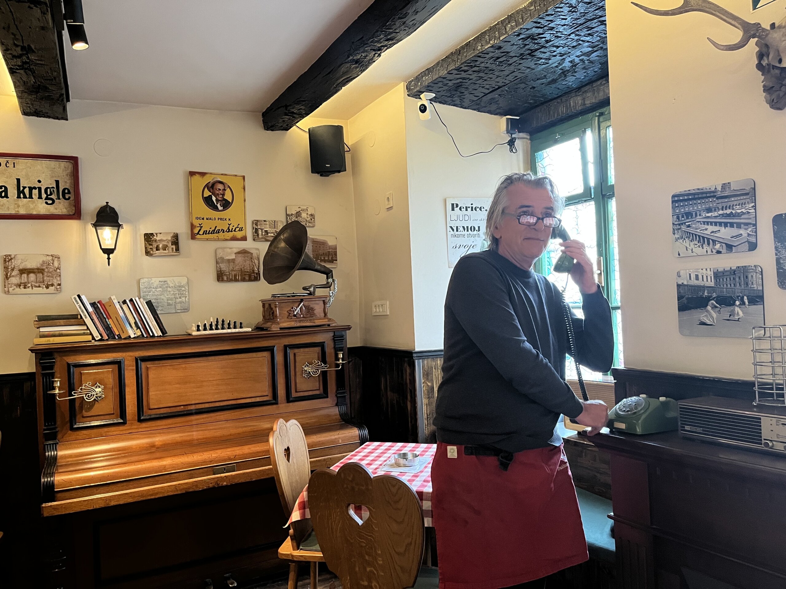 Konobar Zoran u gostionici 'Pod starim krovovima'