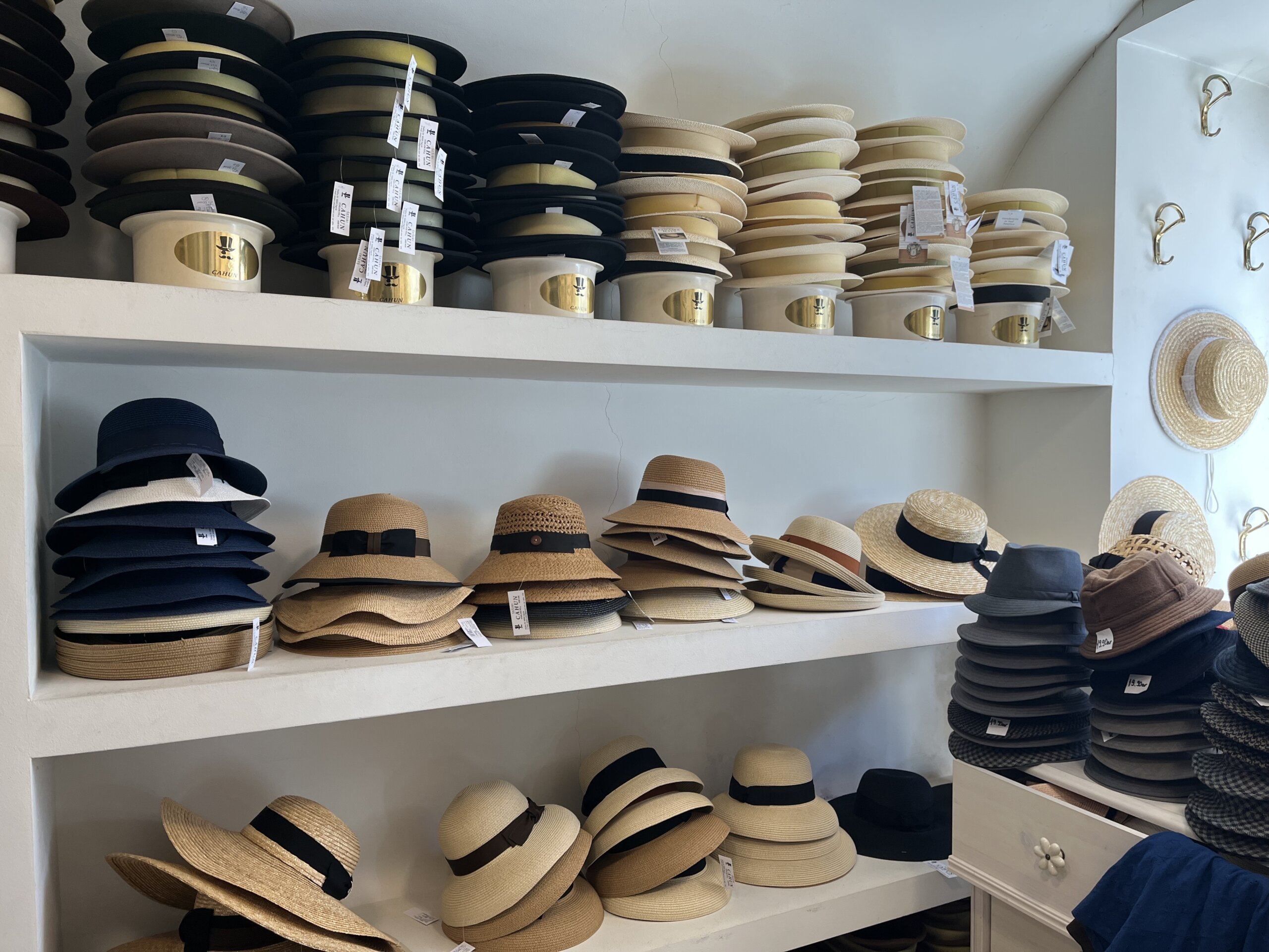 Polica sa šeširima