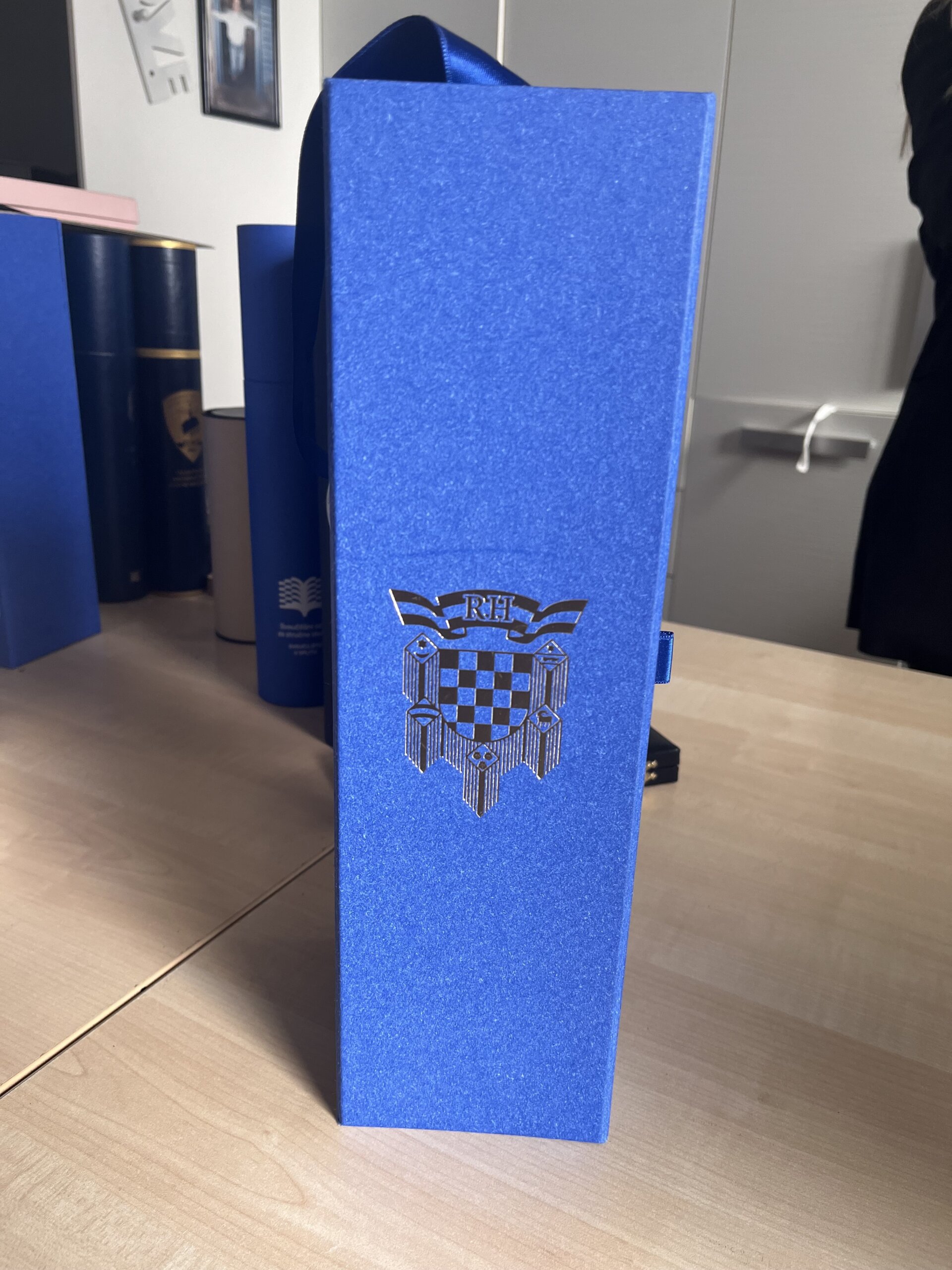 Kutija za kravatu i vino