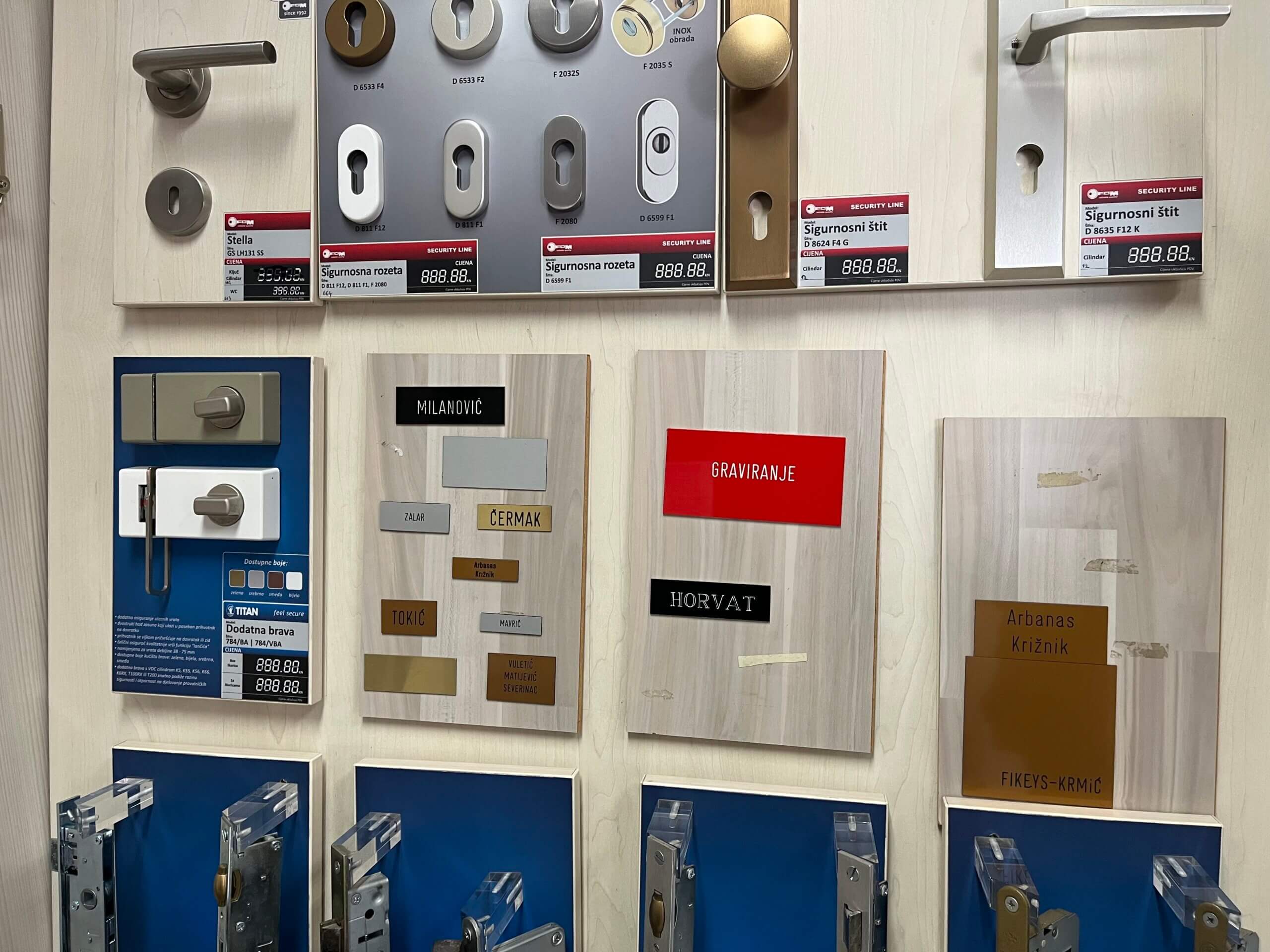 Kvake i pločice s natpisom