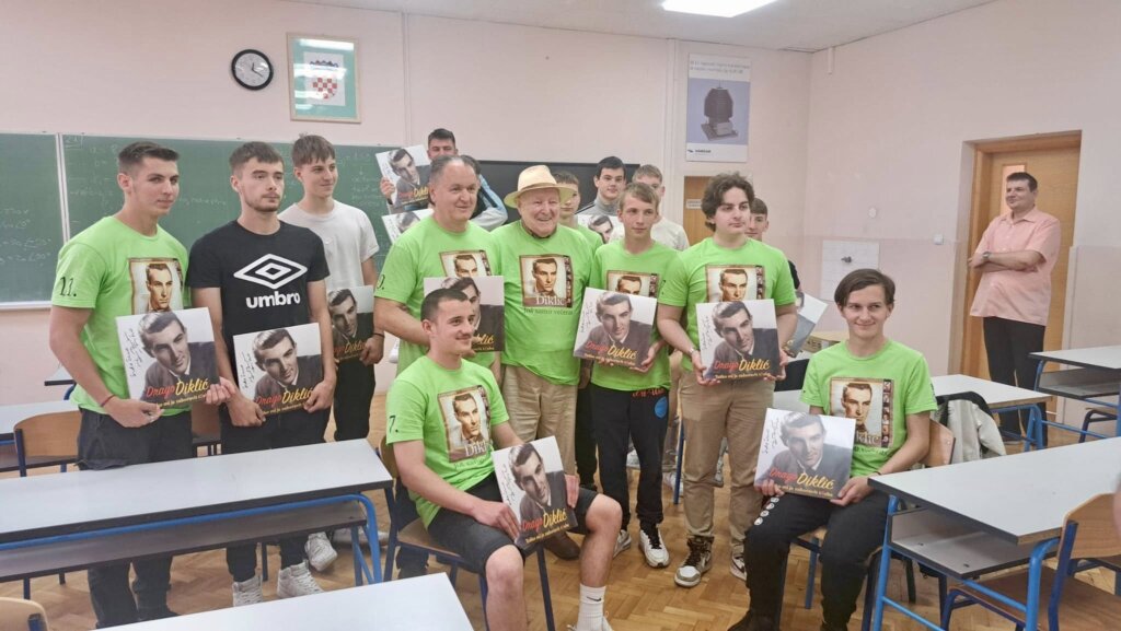 Maturanti i glazbenik Drago Diklić