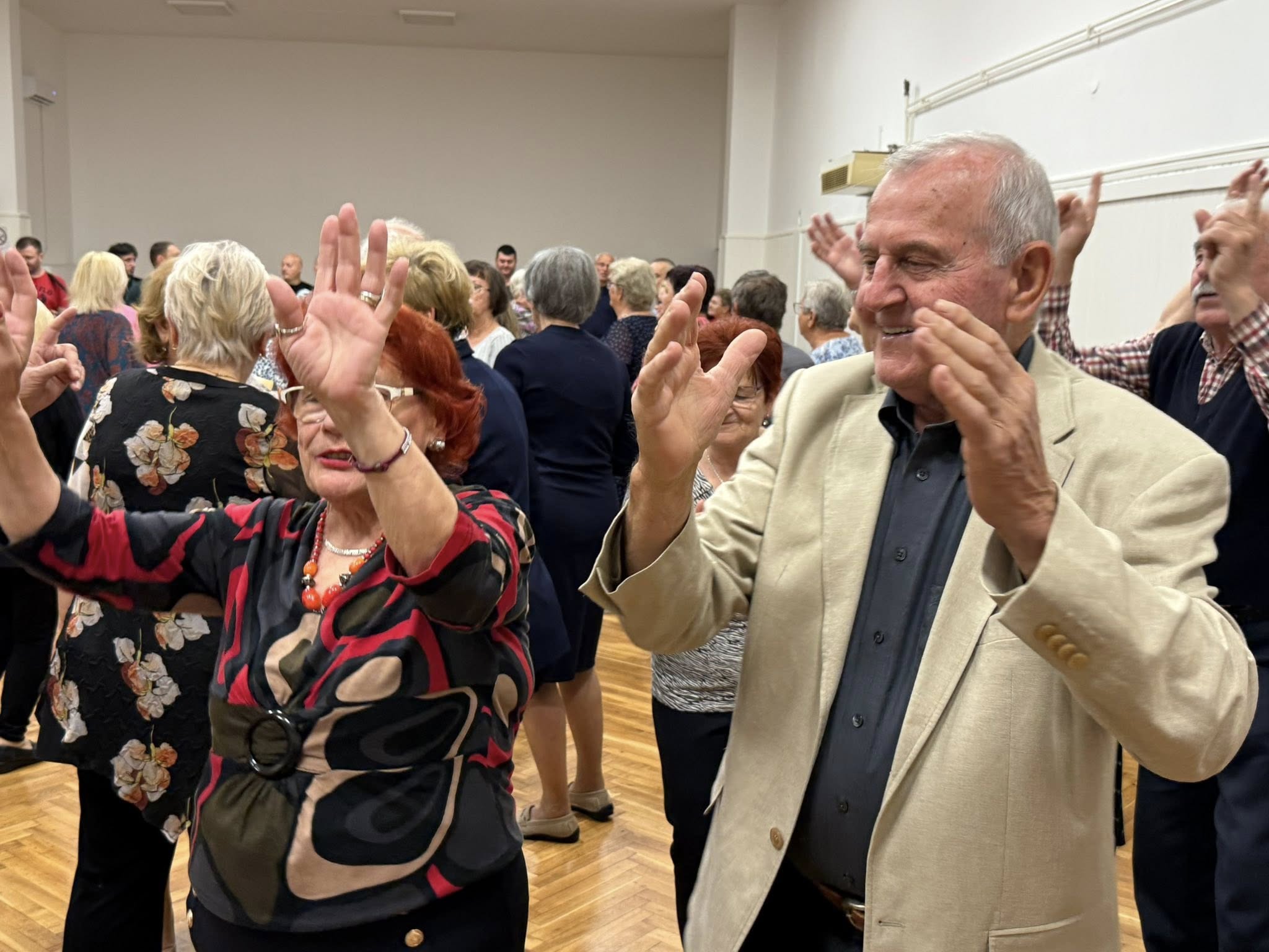 Umirovljenici plešu