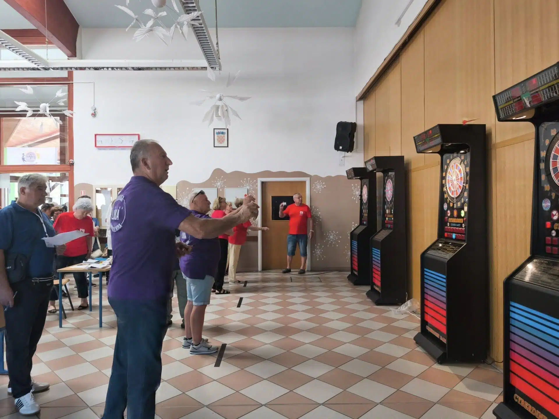 Umirovljenik igra pikado