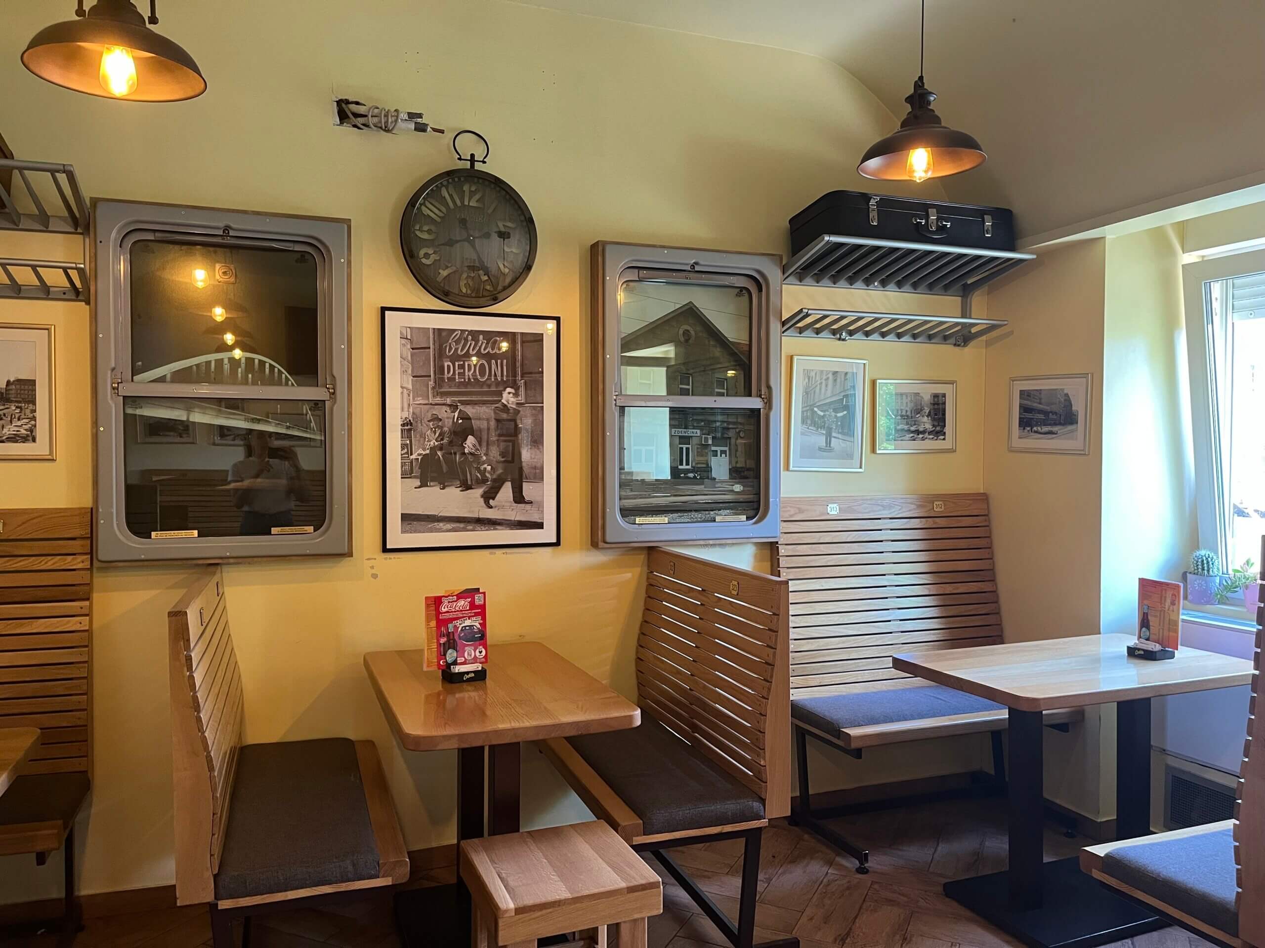 Prozori vlaka u kafiću