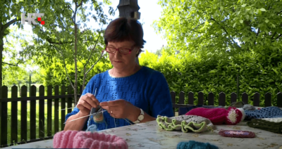 umirovljenica julijana plete papučice