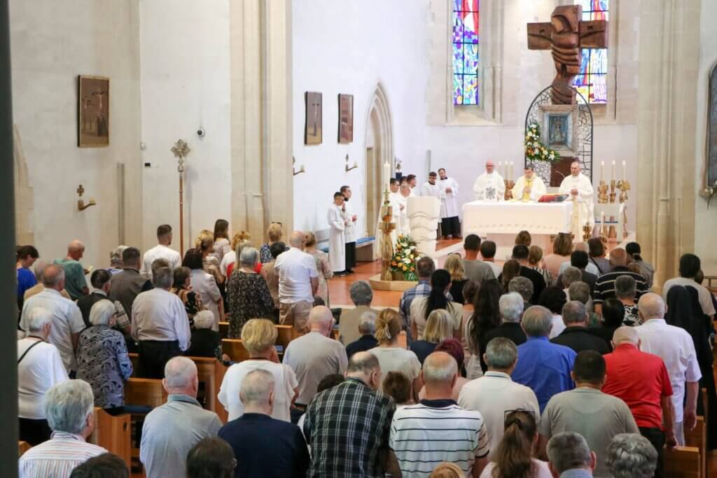 Starije osobe na misi