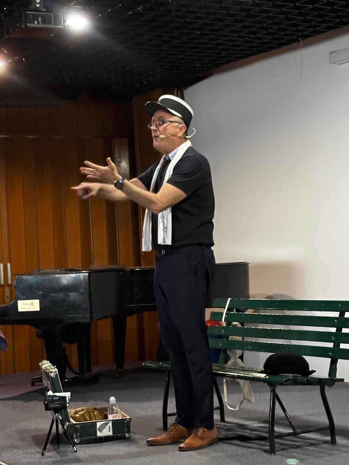 Tarik Filipović izveo 'Ćiru' u Domu za starije Medveščak | Foto: Kerempuh