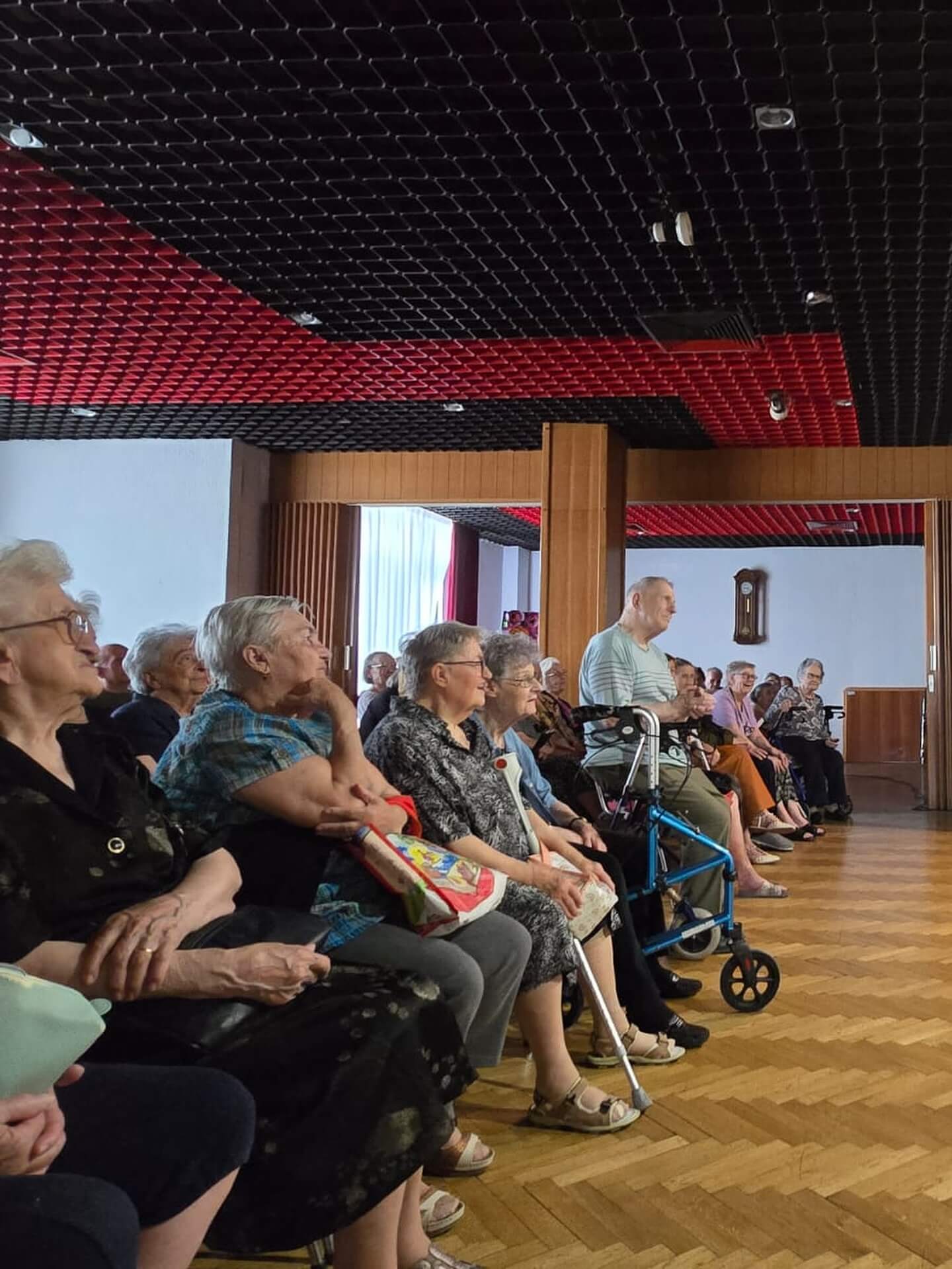 Tarik Filipović izveo 'Ćiru' u Domu za starije Medveščak | Foto: Kerempuh