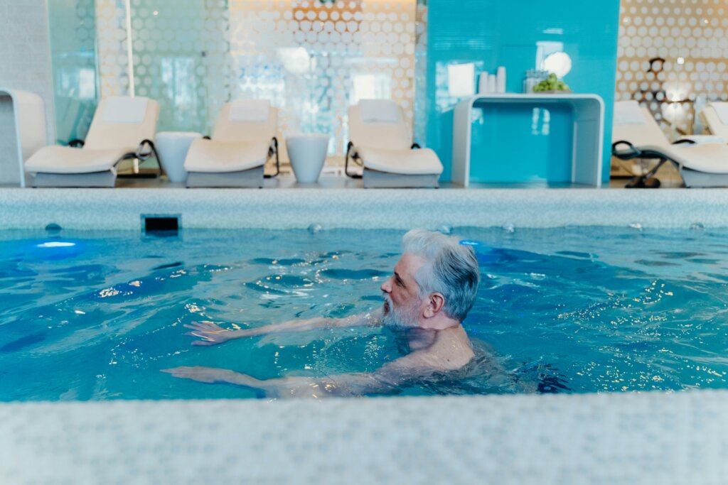 Umirovljenik na bazenu