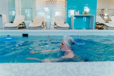 Umirovljenik na bazenu