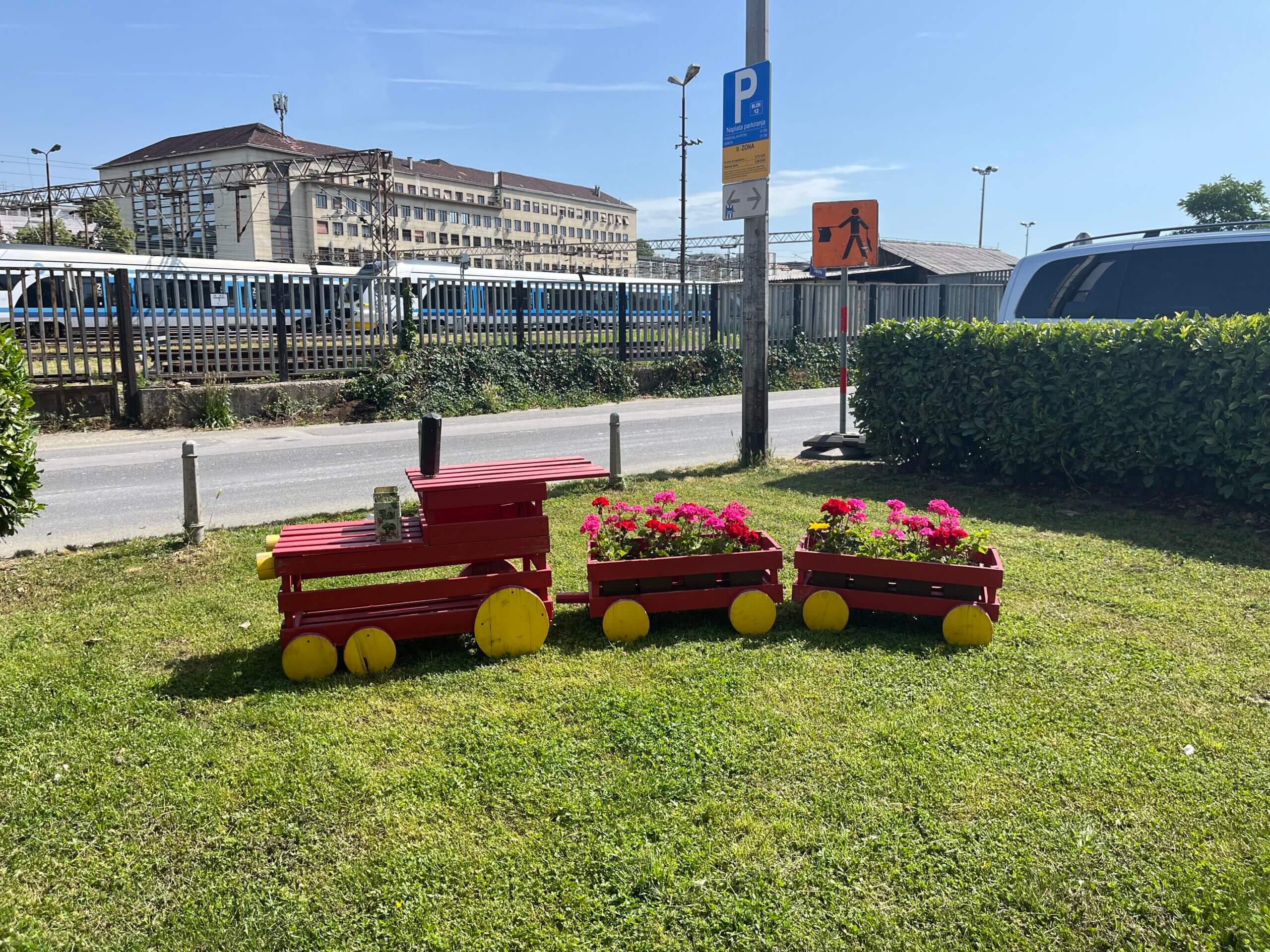 Vlakić ispred kafića