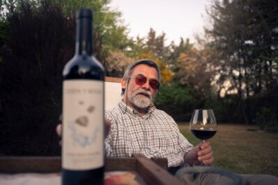 Umirovljenik s bocom vina | Ilustracija