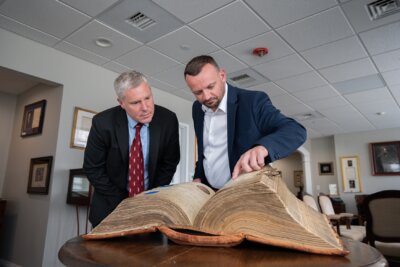 Viktor Šimunić i knjiga s 50.000 potpisa