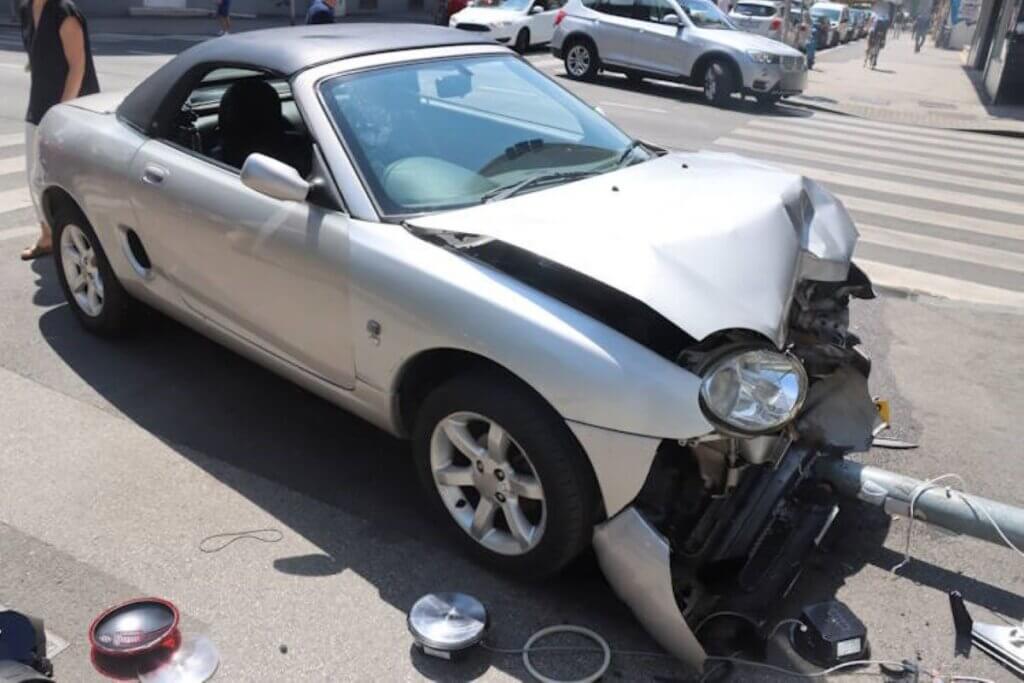 Automobil koji se zabio u semafor