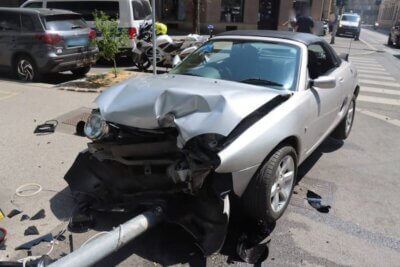 Automobil koji se zabio u semafor