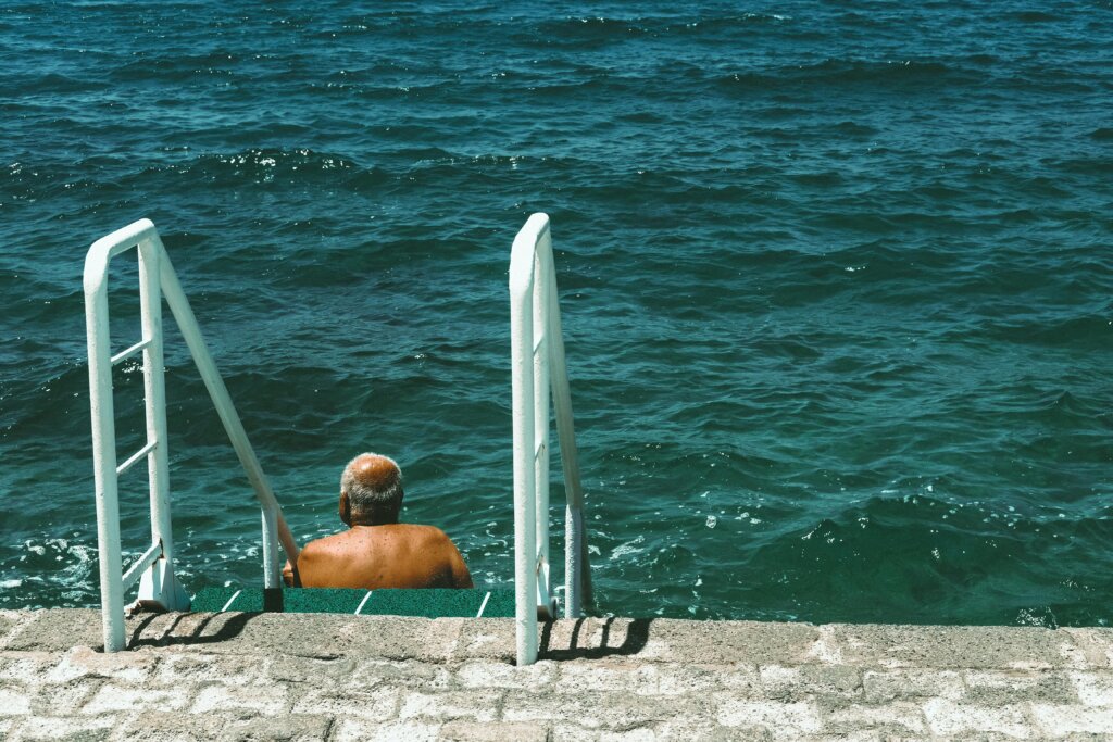 Umirovljenik na kupanju