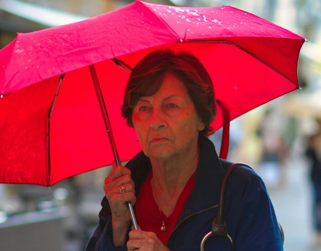 Umirovljenica s kišobranom | Pexels
