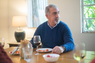 Umirovljenik za stolom | Pexels