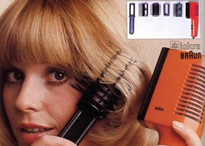 stara reklama na kojoj žena suši kosu sušilom za kosu